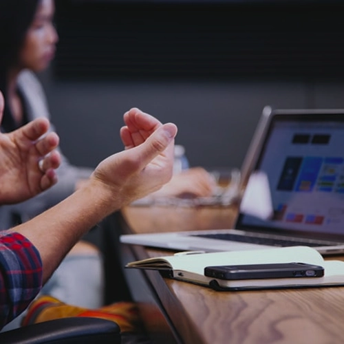 varias personas frente a laptops