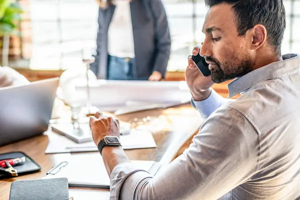 Reloj inteligente para recordatorios laborales
