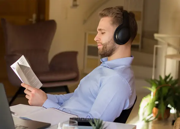 gadgets para oficina auriculares con cancelación de ruido
