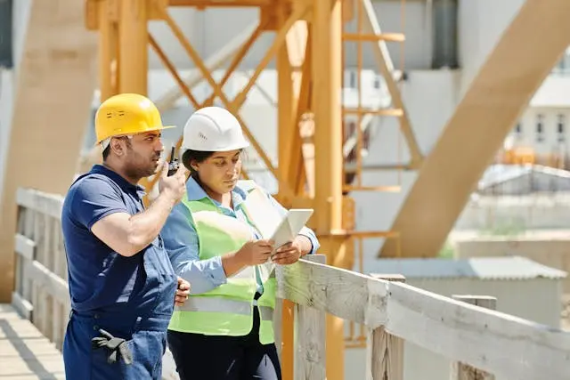dos personas con tablet en una construccion